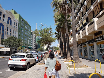 fotografía  Delegación SegurCaixa Adeslas Compañía de seguros en Cádiz