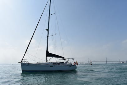 fotografía  Escuela de Navegación Aperca por el Mar - Alquiler / paseos en barcos y veleros Cádiz Servicio de alquiler de embarcaciones en Cádiz