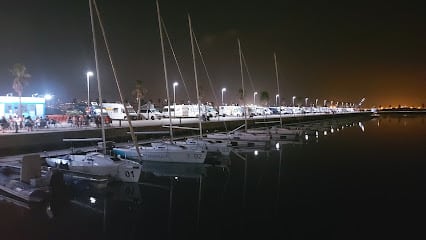 fotografía  Parking puerto deportivo Alcaidesa Estacionamiento de autocaravanas en La Línea de la Concepción