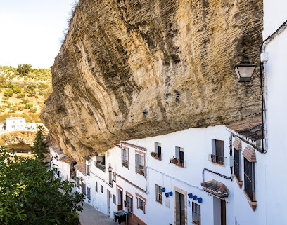 fotografía  Roca sobre una calle en Setenil Atracción turística en Setenil de las Bodegas