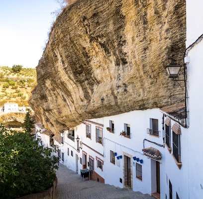 fotografía  Roca sobre una calle en Setenil Atracción turística en Setenil de las Bodegas