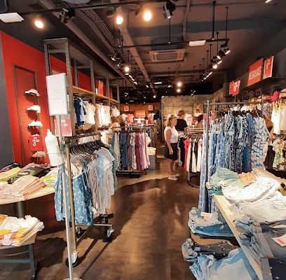 fotografía  Springfield - SPF Man & Woman Tienda de ropa para jóvenes en Chiclana de la Frontera