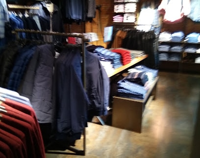fotografía  Springfield Tienda de ropa para jóvenes en Cádiz