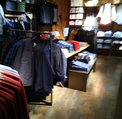 fotografía  Springfield Tienda de ropa para jóvenes en Cádiz