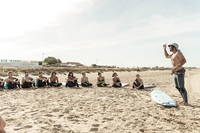 fotografía  Surfing With Chicho - Escuela de Surf Roche Escuela de surf en Roche