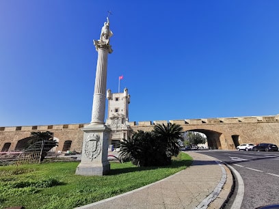 fotografía  Torreón de las Puertas de Tierra Centro de visitantes en Cádiz